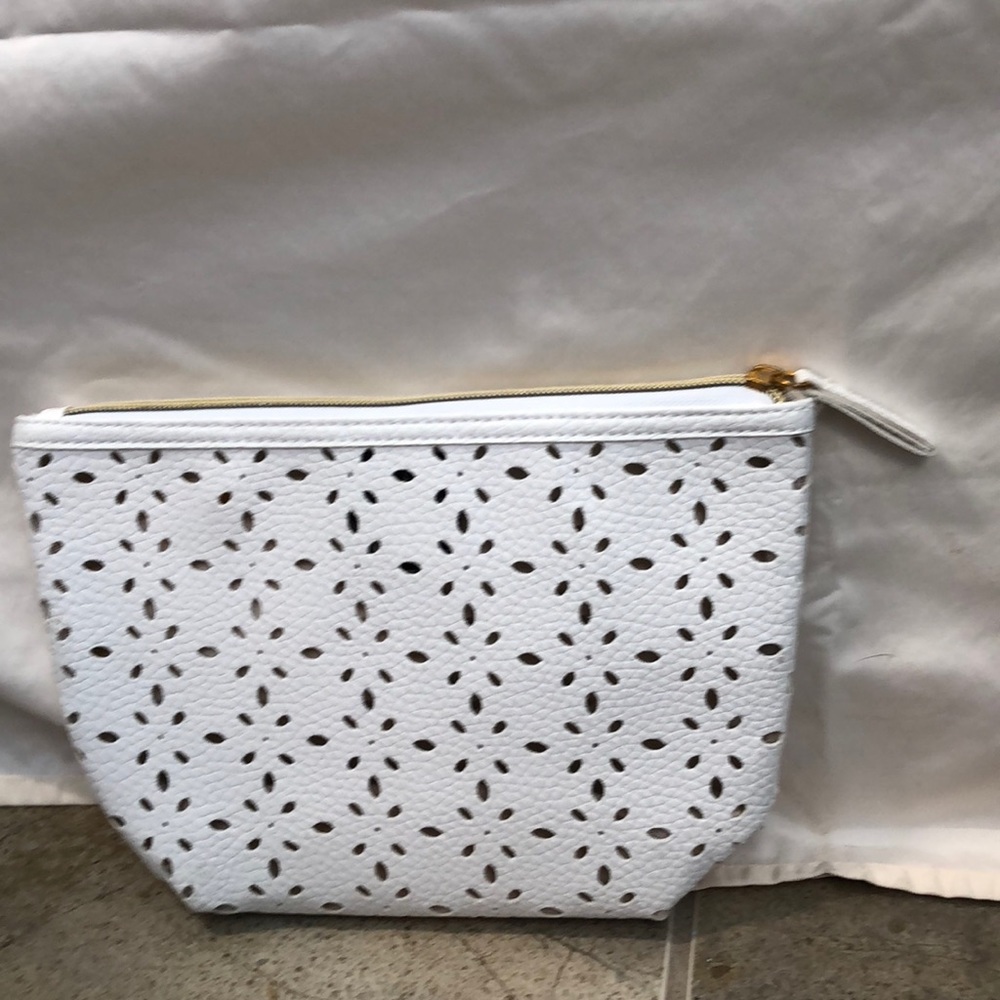 Make up or travel bag. Never used was a gift.
